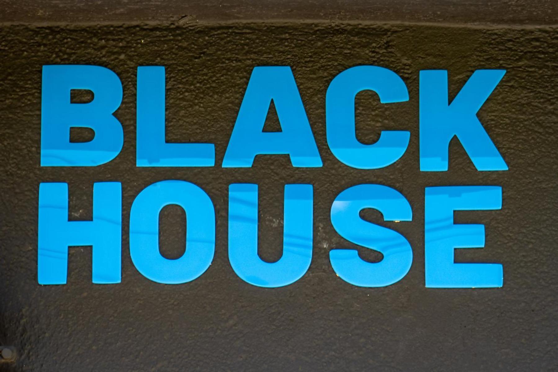 Black House Sorprendente Casa Estilo Industrial Olot Buitenkant foto