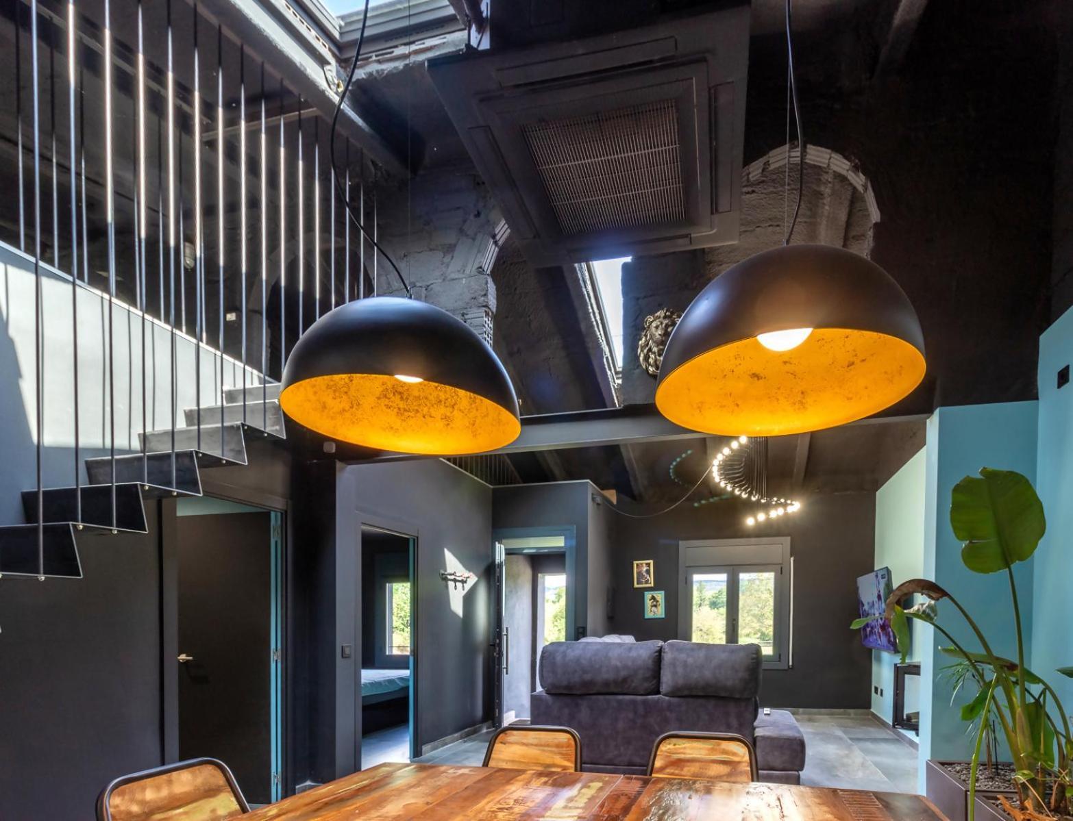 Black House Sorprendente Casa Estilo Industrial Olot Buitenkant foto
