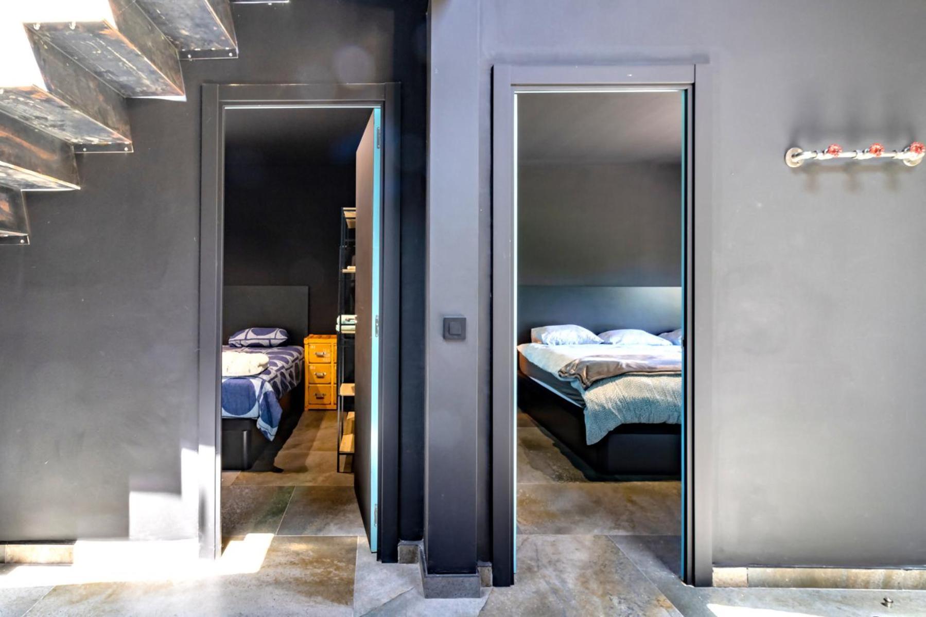Black House Sorprendente Casa Estilo Industrial Olot Buitenkant foto