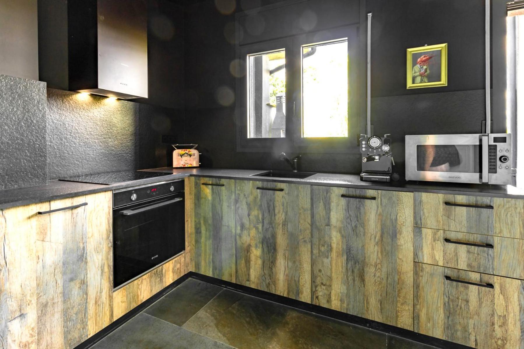 Black House Sorprendente Casa Estilo Industrial Olot Buitenkant foto