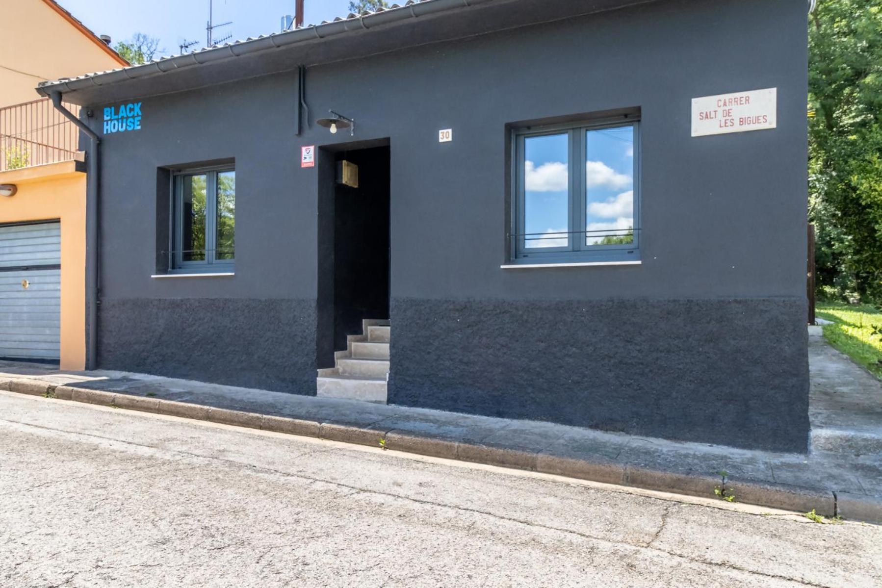 Black House Sorprendente Casa Estilo Industrial Olot Buitenkant foto